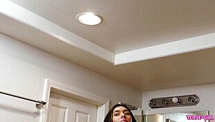 Super hot college student flaunts perfect pussy in bath. She’s teasing with every move.