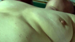 फक बडी घरेलू क्लिप में मेरी बीवी का गले तक ब्लोजॉब लेता है