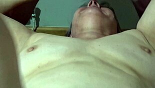 फक बडी घरेलू क्लिप में मेरी बीवी का गले तक ब्लोजॉब लेता है