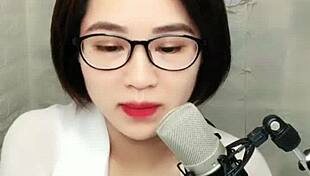 Gái Xinh Eo Kính Tóc Ngắn Shows Off Sexy Korean Webcam Moves