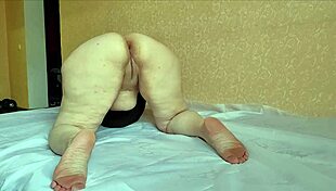 प्यारी सौतेली मां गहरी राहत के लिए गांड मुंह देती