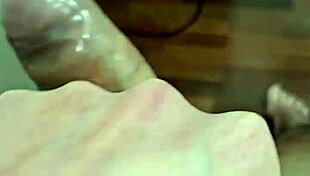 Tentando colocar a camisinha no meu penis grosso 😏