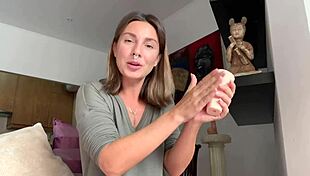 How to lick pussy - real teacher shows sex tricks