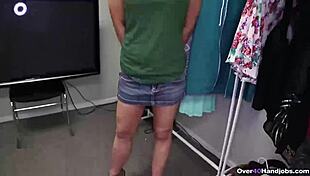 Super sexy mature woman gives amazing handjob 😘