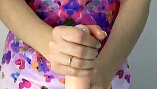 Anna Sky gives a lingam massage in her homemade video