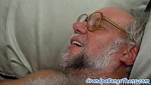 अरे, बड़े चुचों वाली हसीना झुककर सीनियर से पेली गई!