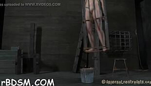 मुंह में कपड़ा ठूंसा बंधी गुलाम को वाइब्रेटर से रफ पीओवी थप्पड़ मारकर मजा दिया जाता है