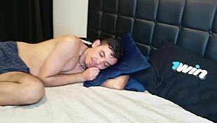 tava cheia de tesao, comecei me masturbar olhando meu amigo, ele acordou e transamos gostoso, orgasmo interracial gay