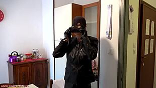 मास्क वाली लेस्बियन डोमिना लेदर स्ट्रैपオン चुदाई