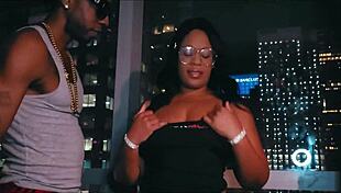 बड़ी गांड वाली एबोनी मिल्फ को बीबीसी ने क्विकी चोदा