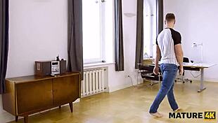 dude, this mature cougar got slammed by the laptop fixer while hubby’s out!