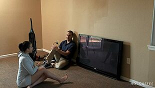 Curvy Latina Wife Fucks Cable Guy While Husband's Away 😏