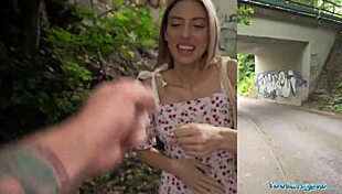 Hot babe with cute ass fucks outdoors in public, wow! 😍