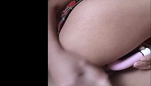 Novinha se masturbando de forma detalhada, focando em seu prazer solitário e intenso