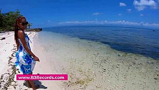 I love giving outdoor blowjobs to my girlfriend on the beach