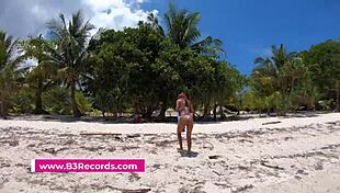 I love giving outdoor blowjobs to my girlfriend on the beach