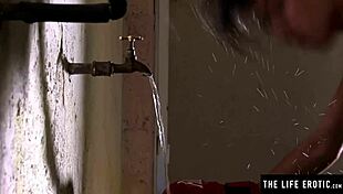 damn, this athletic brunette babe just stops to masturbate right in the boxing gym! 💪