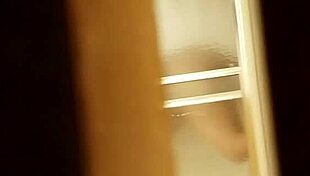 Espiando como se talla la panocha peluda