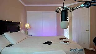 Watch Milf Jess Ryan shake her ass and masturbate?