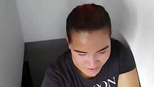 descubro a mi hermanastra fumando en la azotea y mientras me chupa la polla me pide que se la meta para no contarle a mi madrastra -1 parte-