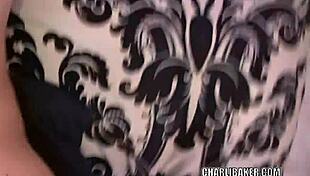 चार्ली बेकर ने अपनी ब्रूनेट कॉलेज चूत में डिल्डो ठूंस दिया