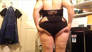 मोटी ब्रूनेट लिंगरी में गीली चूत चाटती
