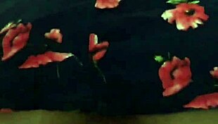 Con la vecina en rico vestido de flores