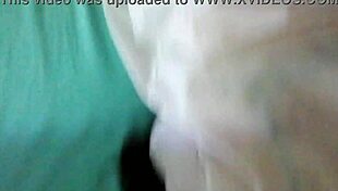 Estudiante colombiana recibe sexo duro con pasi�n. Le beso el culo mientras la petite gime de placer.