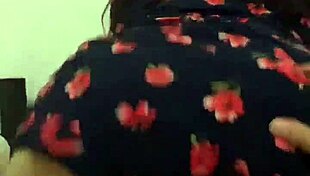 Con la vecina en rico vestido de flores