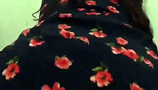 Con la vecina en rico vestido de flores