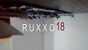 Estudiante colombiana recibe sexo duro con pasi�n. Le beso el culo mientras la petite gime de placer.