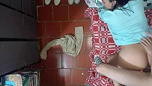 Camara graba como el hijastro mayor tiene relaciones sexuales con su madrastra - la camara esta puesta en el techo y ellos estaban follando.