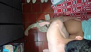 Camara graba como el hijastro mayor tiene relaciones sexuales con su madrastra - la camara esta puesta en el techo y ellos estaban follando.