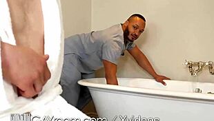 दो लटके लंड वाले हंक गे रूम में चोदते हैं फेशियल देते हुए