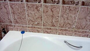 i’m a milf pissing in the bath for fetish close-ups