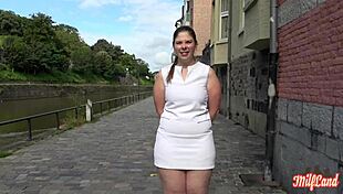 एलिस, फ्रेंच मिल्फ, अपनी जंगली मोटी ब्रूनेट चार्म दिखाती है