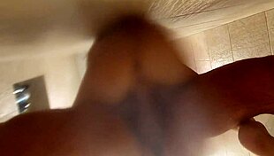 दोस्त की बीवी को शावर में झांकते क्रिम्पाई इनवाइट