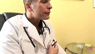 डॉक्टर ने कम से टैटू साफ किया