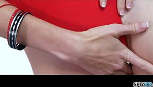 एशली लेन मॉन्स्टर लंड लेती है!