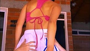 la colegial atrevida se escapa con su novio para una noche de aventuras y pasion, llegando al orgasmo en la universidad