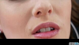 एशली लेन मॉन्स्टर लंड लेती है!