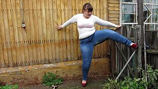 मोटी मिल्फ ने जींस में पेशाब किया बाहर एमेच्योर फेटिश में 💦