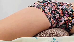 पतली जवान लड़की पसंदीदा तकिए पर चढ़कर हॉट सोलो चुदाई