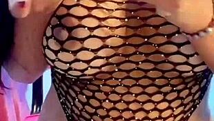 she sits so hot i love when she lets me cum in her mouth