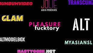 टैटू वाले जोड़े सोफे पर हार्डकोर चुदाई करते हैं