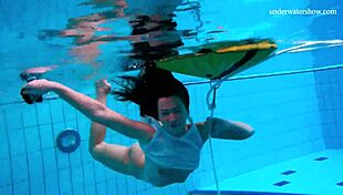 Czech Teen 18+ Undresses Quickly Underwater and Shows Her Body