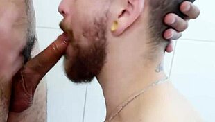 Homem se hospeda em quarto de hotel pra fazer putaria com os caras do aplicativo 😏