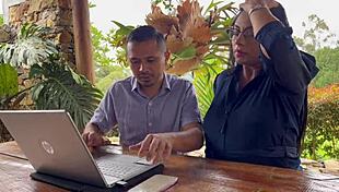 jefe cachondo folla a embarazada para salvar su trabajo parte 1