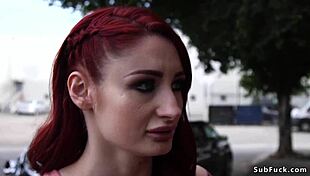 गलत एड्रेस पर रेडहेड वाइल्ड ऑर्गी में जोर से बंग हुई