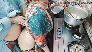 Indian Wife खाना पकाती है जबकि Cuckold Husband उसकी backdoor को hard लेता है